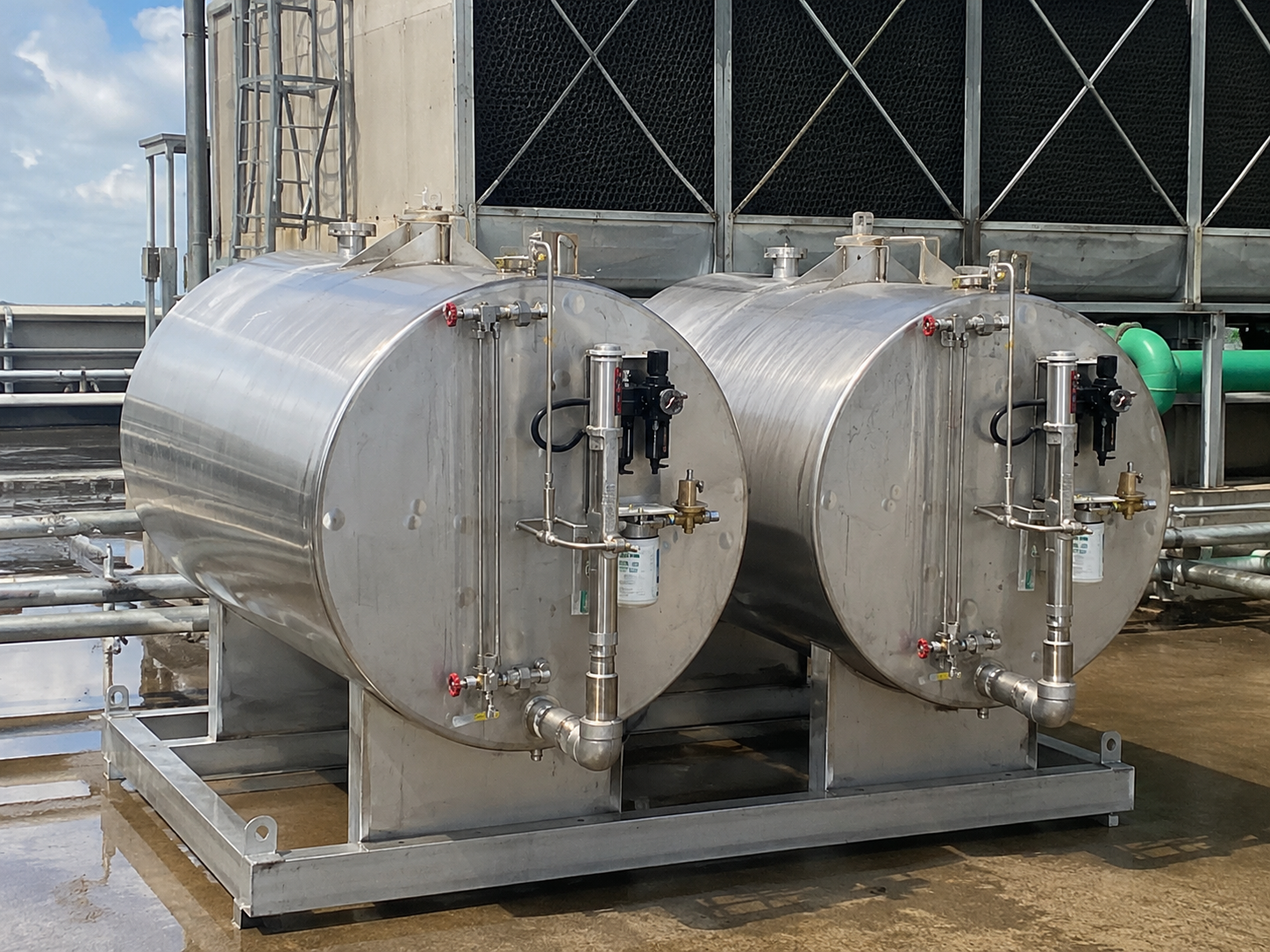 Stainless steel tanks for lubrication systems, showcasing a robust design for efficient fluid storage and distribution in industrial applications.