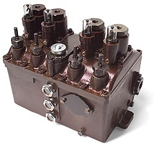 High-pressure lubrication system component featuring multiple valves and fittings, designed for efficient oil circulation in industrial applications.