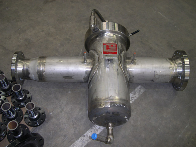 Stainless steel gas basket strainer with multiple inlet and outlet flanges, designed for efficient filtration in industrial applications.